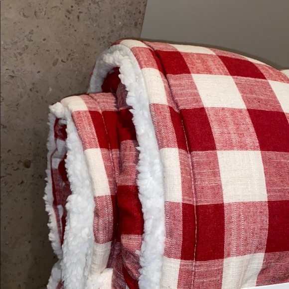 Rae Dunn “Merry” Sherpa Queen Blanket With Patch - Picture 11 of 14